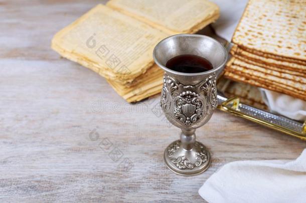 一犹太人的无酵饼面包和葡萄酒.逾越节假日观念