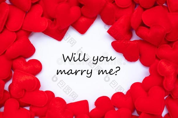 我们愿意结婚我?单词和红色的心形状装饰后座