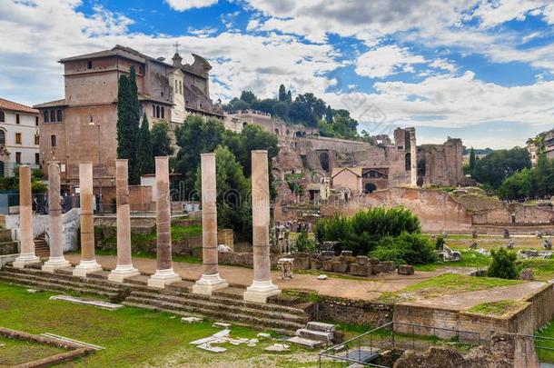毁坏关于古罗马的论坛.庙关于Antoninuspius安东尼纳斯皮乌斯古罗马伟大的皇帝和福斯蒂娜和古罗马的