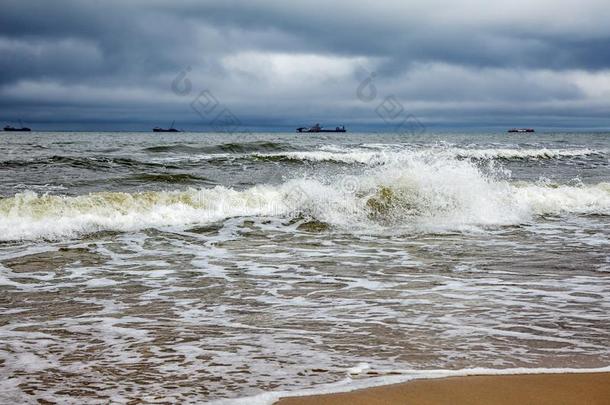 有暴风雨的波罗的海的海和船