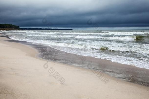 海景画向黑暗的秋一天