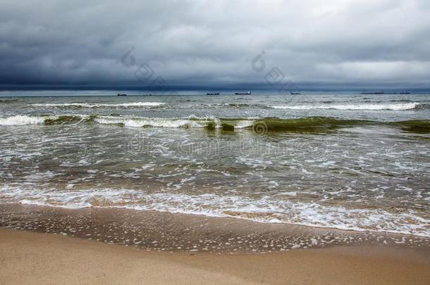 有暴风雨的波罗的海的海和船