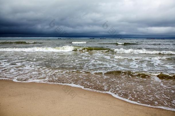 有暴风雨的波罗的海的海和船