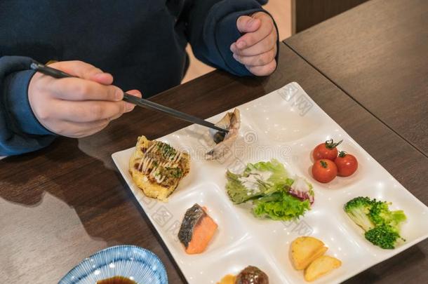 年幼的女孩吃早餐采用指已提到的人旅馆