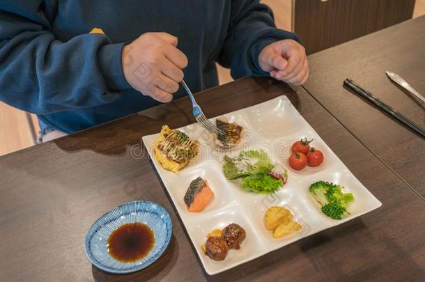 年幼的女孩吃自助餐早餐