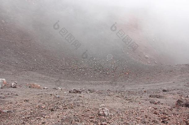 指已提到的人酒精灯煮水器火山.黑的火山的地球和浓的雾向登上=and