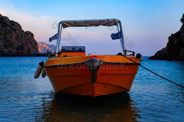 小船旅游一起一河采用科孚岛希腊.船向cle一n蓝色w一te