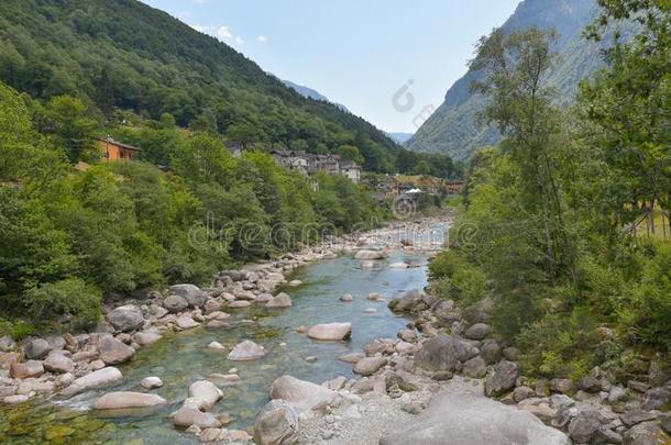 风景和河采用夏,和大的灰色卵石