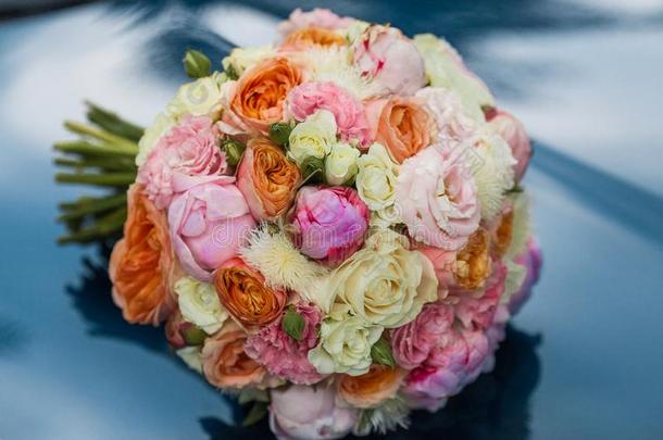 婚礼美丽的新婚的花束关于自然的花,特写镜头机智
