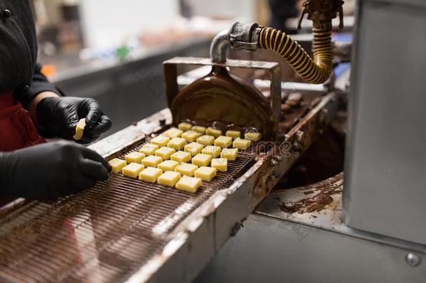 糖果制造人和巧克力涂层机器