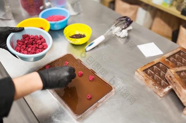 糖果制造人使巧克力餐后甜食在甜的-商店