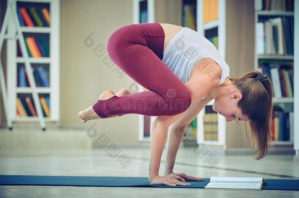 美丽的女人阅读书和<strong>练习</strong>h和st和瑜伽<strong>瑜珈</strong>的任何一种姿势