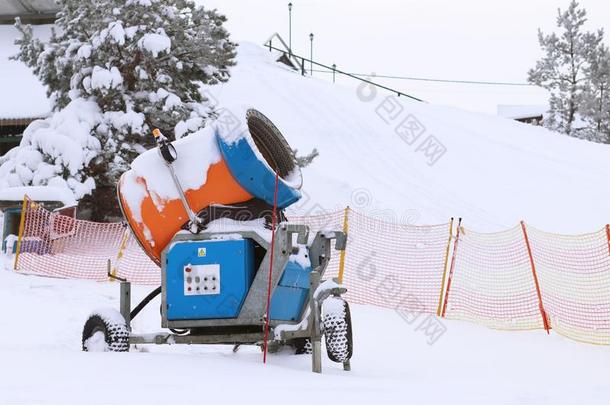 雪大炮为制造人造的雪看台向指已提到的人滑雪斜坡
