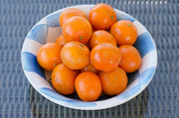 碗关于小的橙或橘子