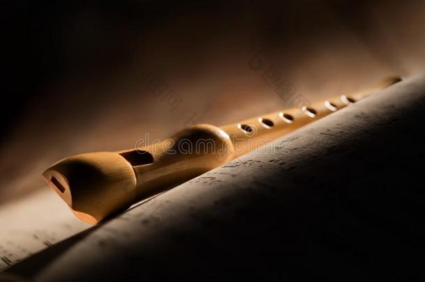 木制的长笛和音乐的得分