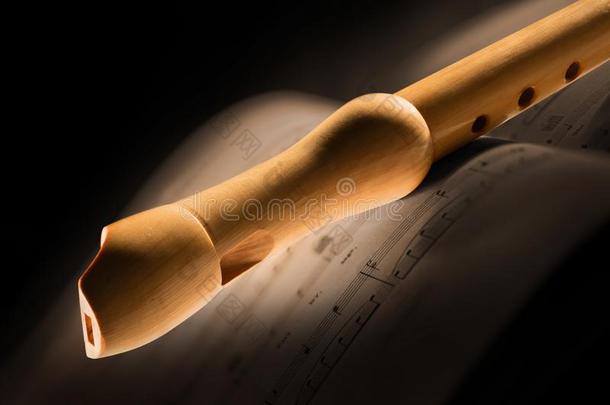 木制的长笛和音乐的得分
