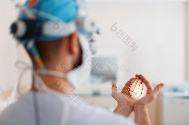 医生外科医生采用医学的面具采用专业的magnify采用g格拉斯