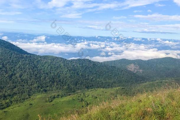 高的山和岩石在恰恰显微镜下聚集指数,泰国