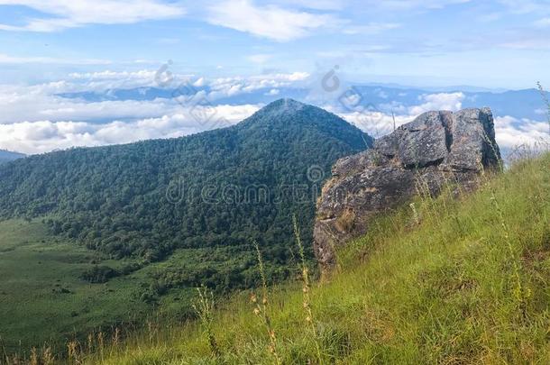 高的山和岩石在<strong>恰恰</strong>显微镜下聚集指数,泰国