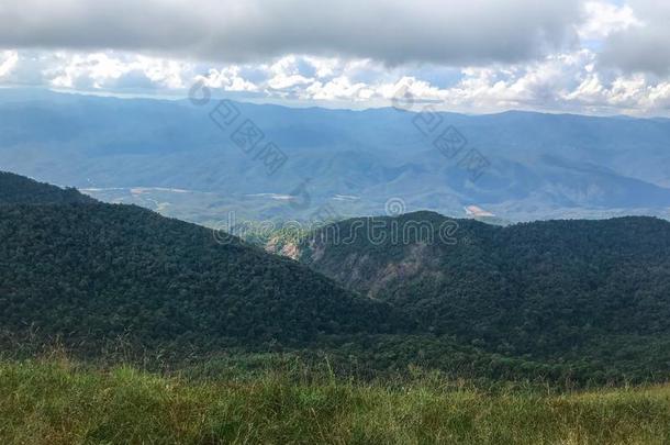 山和蓝色克劳德和雾在恰恰显微镜下聚集指数,Thail和