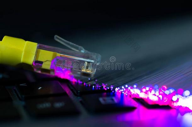 黄色的互联网开关向便携式电脑计算机键盘,灼热的Coloran美国科罗拉多州