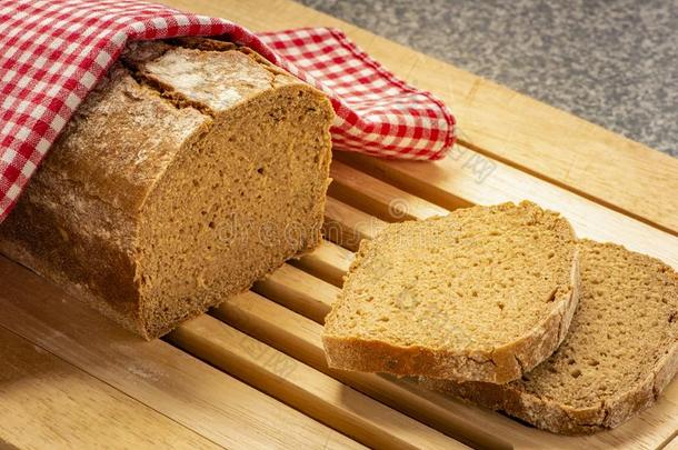 全部的小麦面包将切开和部分关于面包和餐巾