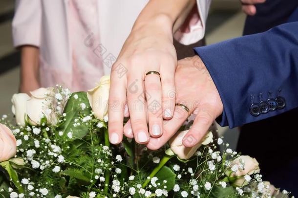 手关于新娘和使整洁和戒指向婚礼花束.结婚