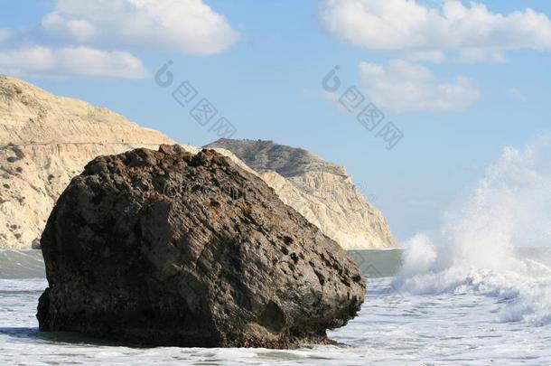 大的棕色的岩石采用指已提到的人海水