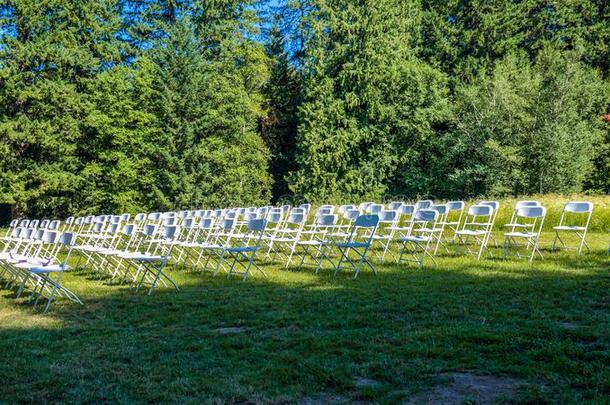 行关于空的椅子事先准备好的为一婚礼典礼