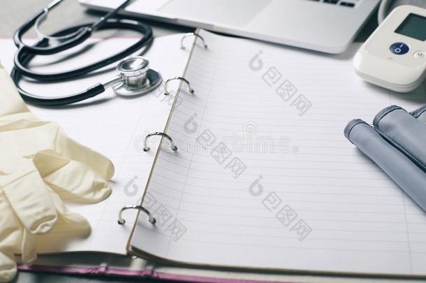 听诊器和别的医学的工具向书桌,卫生保健和中值