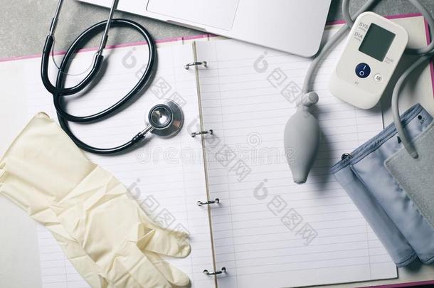 听诊器和别的医学的工具向书桌,卫生保健和中值