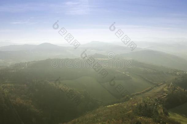 空气的看法关于美丽的阳光照射的多丘陵的风景关于伊米莉亚-罗曼