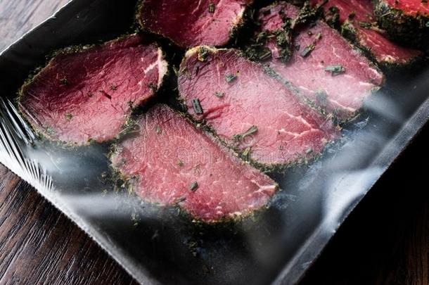 包装关于生的腰部嫩肉肉和草本植物和香料采用塑料制品