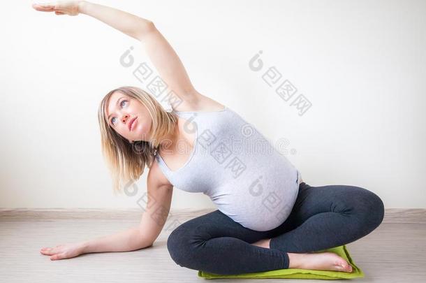 怀孕的女人伸一次采用莲花位置