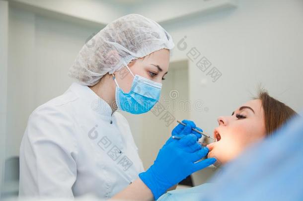 牙科医生龋齿治疗在牙齿的诊所办公室