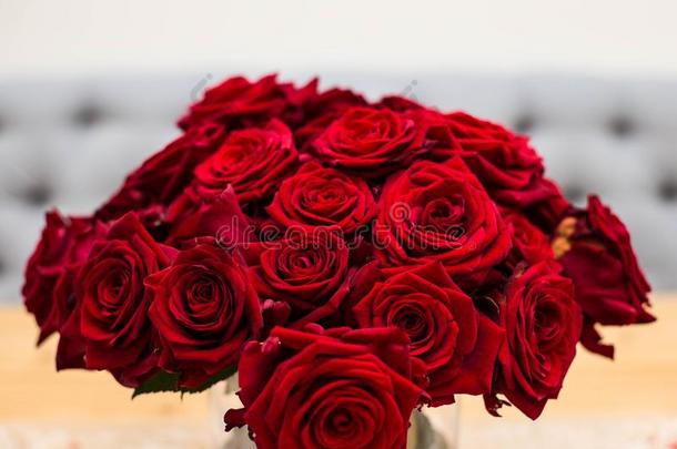 红色的花束关于红色的玫瑰.婚礼花向灰色背景.Sweden瑞典