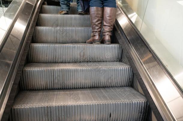 软的集中向自动扶梯楼梯和棕色的皮擦靴人台