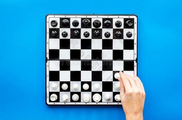 比赛棋.手移动棋数字向板向蓝色背景英语字母表的第20个字母