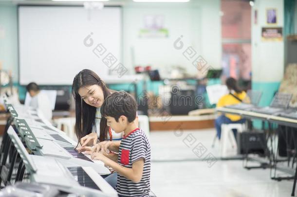 教师教键盘电子琴文件向一男孩采用指已提到的人cl一ss