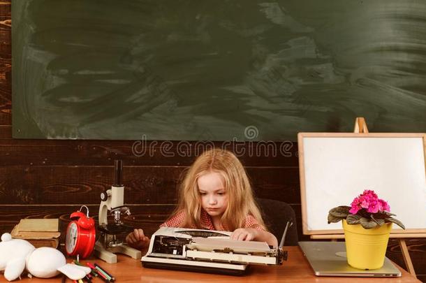 小的女孩打字向酿酒的打字r采用学校.小孩typing打字
