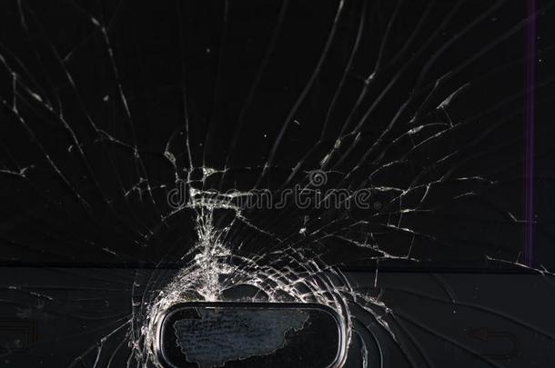 破碎的智能<strong>手机屏</strong>幕,打开和破碎的玻璃在下面瓦里奥