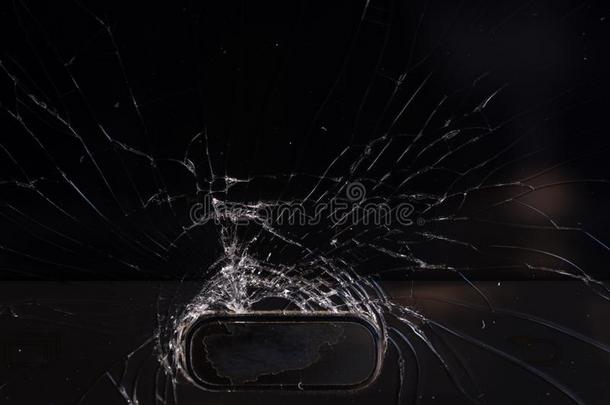 <strong>破碎</strong>的智能手机屏幕,打开和<strong>破碎</strong>的<strong>玻璃</strong>在下面瓦里奥