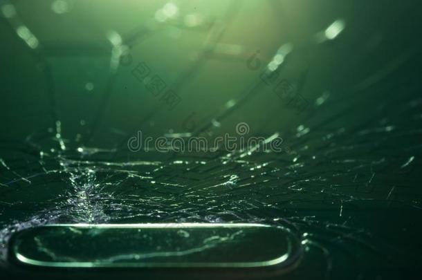 破碎的智能手机屏幕,打开和破碎的玻璃在下面瓦里奥