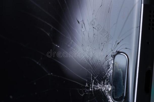 破碎的智能手机屏幕,打开和破碎的玻璃在下面瓦里奥