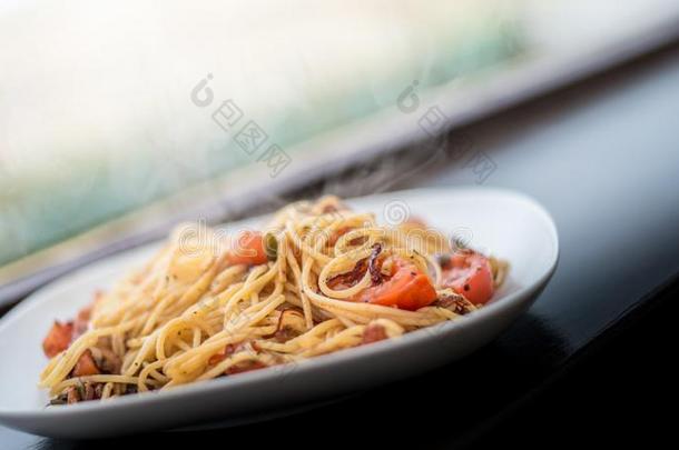快的正餐主意-意大利人意大利面条面团和草本植物,番茄