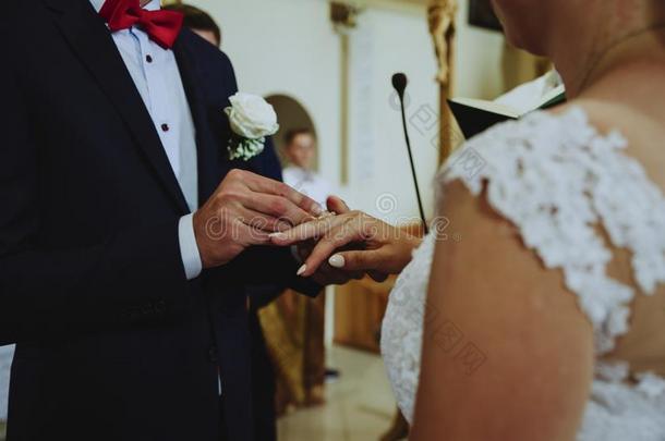 婚礼在指已提到的人教堂,关-在上面关于插筒管婚礼戒指
