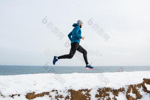 运动员训练采用下雪的天气