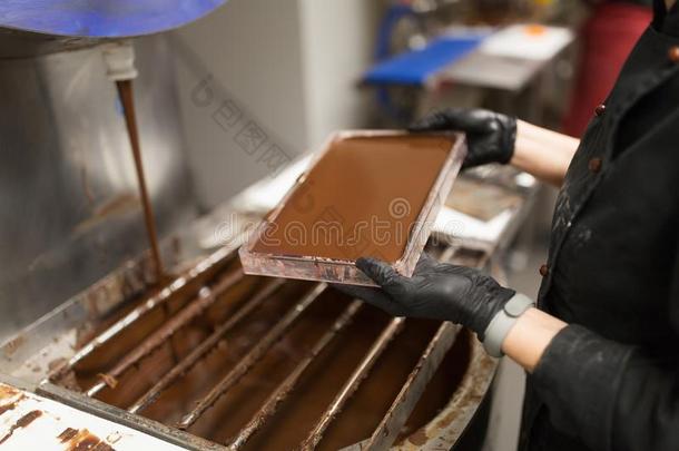 糖果制造人使巧克力结晶糖在甜的-商店