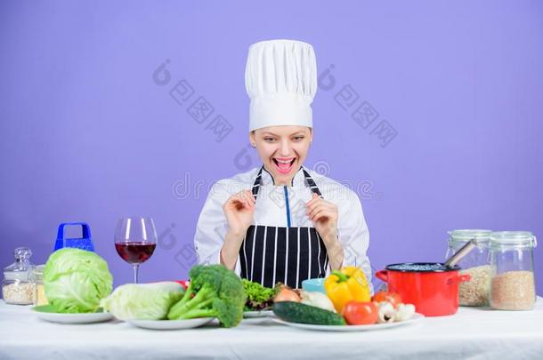 女孩采用帽子和围裙.Cook采用g健康的食物.新鲜的蔬菜采用