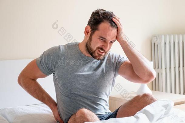 男人感觉背痛后的睡眠采用床